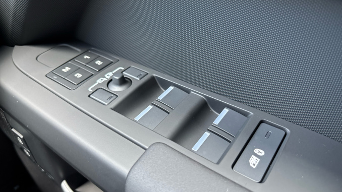 Land Rover Defender 3.0 D250 X-Dynamic SE 110 5dr Auto Diesel Estate - Image 35